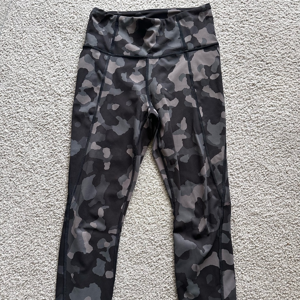 Athleta Stash Gray Camo leggings XS